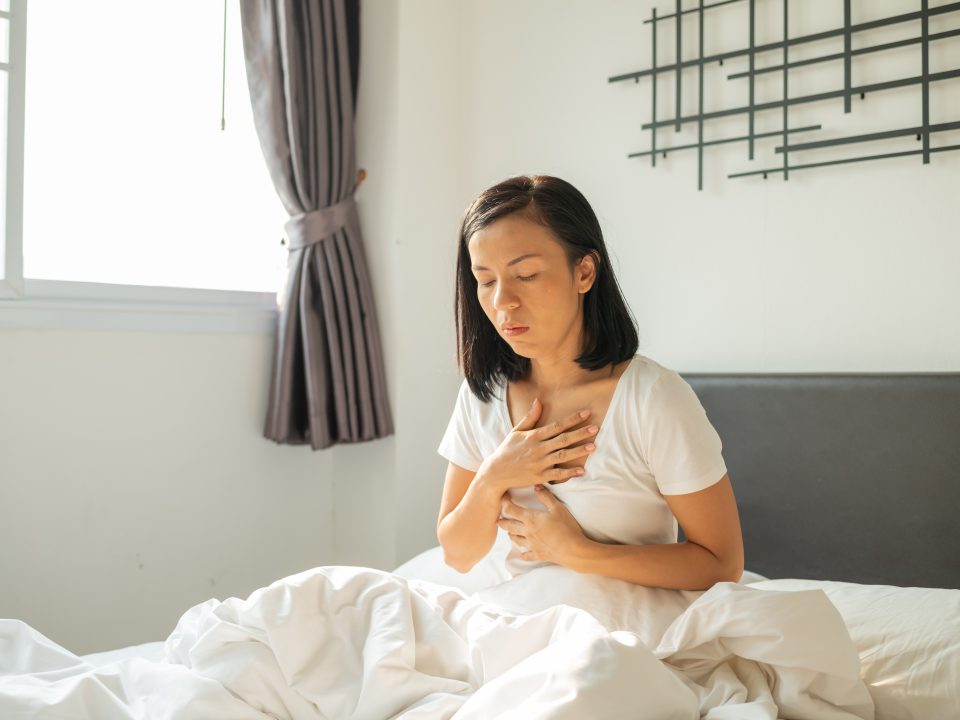 Imagen de una persona en cama que debe aprender a prevenir las enfermedades cardiovasculares